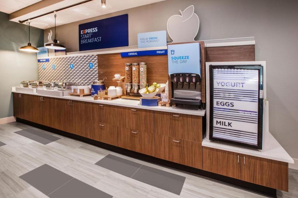 Holiday Inn Express & Suites Winner By Ihg Экстерьер фото