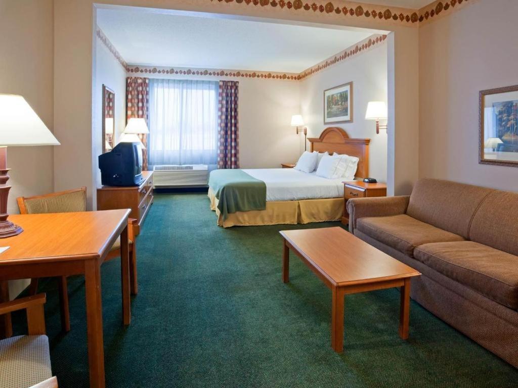 Holiday Inn Express & Suites Winner By Ihg Экстерьер фото