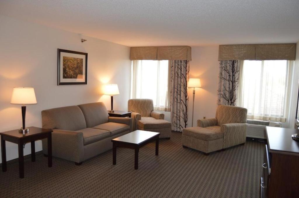 Holiday Inn Express & Suites Winner By Ihg Экстерьер фото