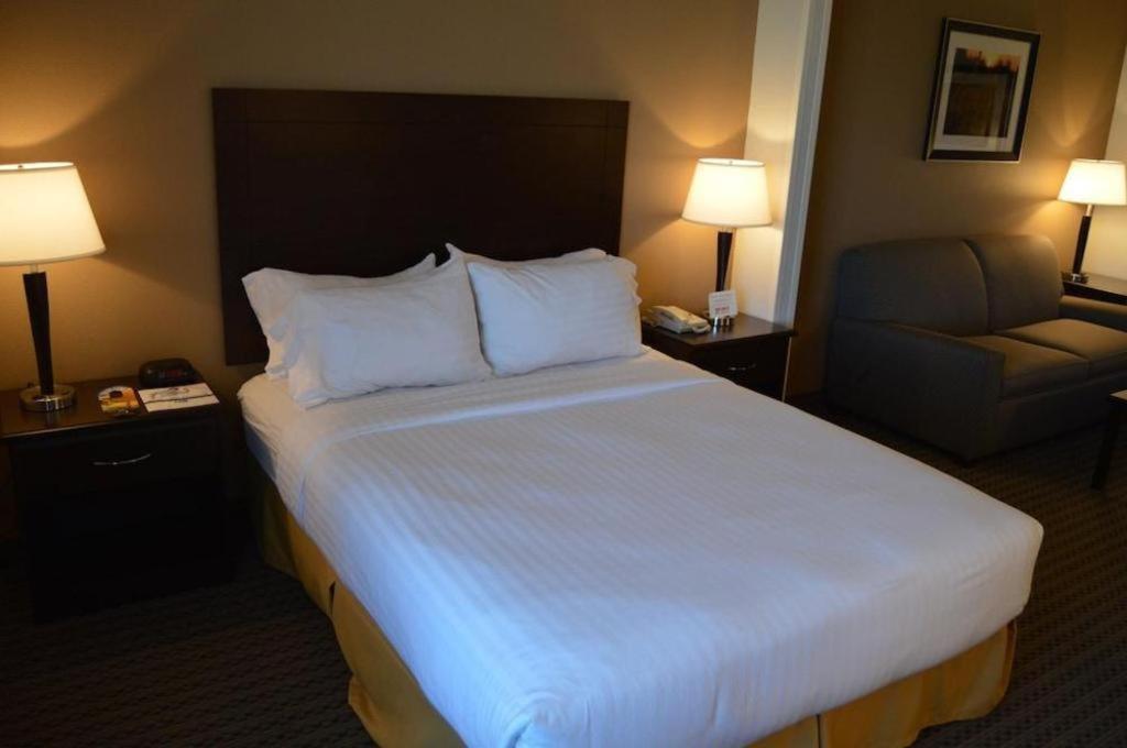 Holiday Inn Express & Suites Winner By Ihg Экстерьер фото