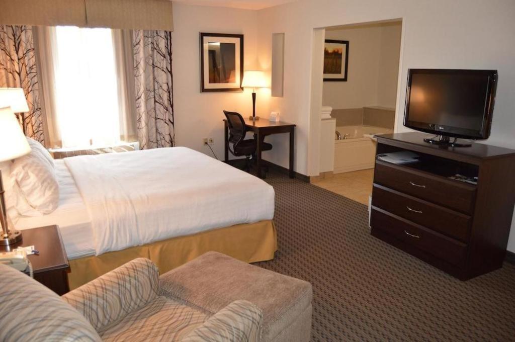 Holiday Inn Express & Suites Winner By Ihg Экстерьер фото