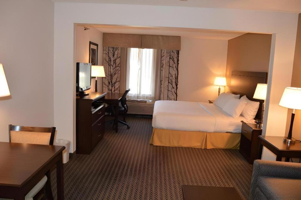 Holiday Inn Express & Suites Winner By Ihg Экстерьер фото